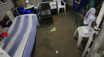 Uma tubulação se rompeu e a água invadiu casas