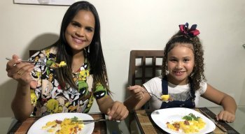 Clara Moraes (E) é uma das participantes da 2ª edição do Mini Chef