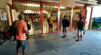Portas do Metrô do Recife amanheceram fechadas