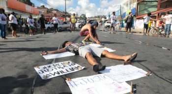 O grupo vestiu camisas com a foto de William, levou cartazes e falou palavras de ordem pedindo justiça para o caso