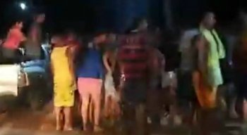 Movimentação dos moradores em frente a delegacia