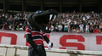 Foi a primeira partida com o novo mascote do Santa Cruz no gramado