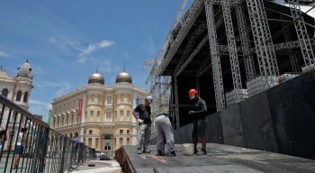 O palco do Marco Zero começou a ser instalado em 13 de janeiro e o serviço deve terminar em 9 de fevereiro