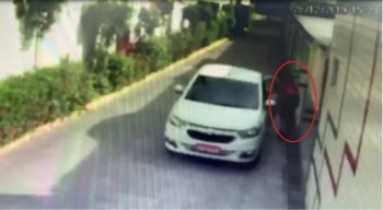 A mulher foi filmada por câmeras de segurança saindo do motel em um táxi
