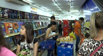 Livrarias ficam cheias nesta época do ano por causa da lista de material escolar
