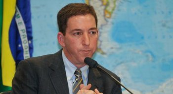 Segundo a denúncia, Greenwald teria auxiliado, orientado e incentivado as atividades criminosas do grupo