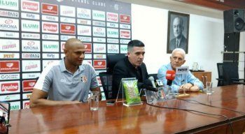 Tiago Cardoso ao lado do presidente Constantino Júnior em coletiva de imprensa.