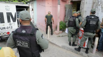 A Polícia Militar e peritos do IML estiveram no local do feminicídio