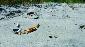 Segundo a ONG SEO/Birdlife, uma bituca de cigarro dura até dez anos para se decompor