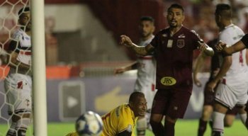 Mondragon defende o River-PI.