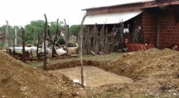 A fossa estava cheia de água, por causa da chuva que atingiu a região nessa quarta-feira (22)