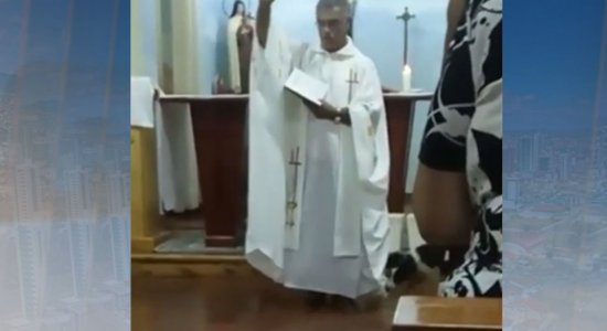 Cachorro roubou a cena em missa no Rio Grande do Sul