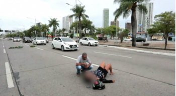 A vítima caiu na via e teve ferimentos nas pernas, nos pés, nos braços e no rosto
