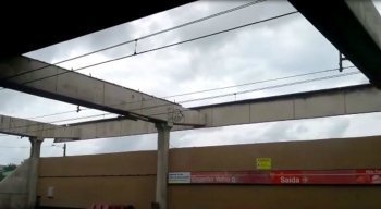 Os passageiros do metrô ficam expostos ao sol e a chuva