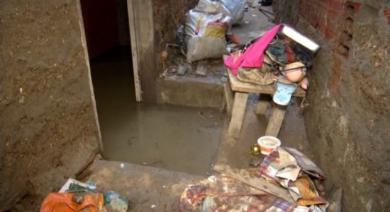 Família teve casa invadida por água e perdeu tudo