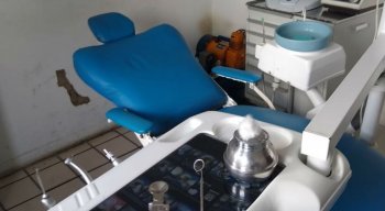 No consultório, havia cadeira odontológica e outros instrumentos