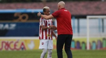 Atacante Erick foi titular contra o Petrolina
