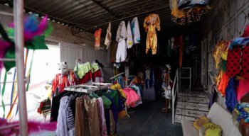 Bazar oferece diversas opções de fantasias