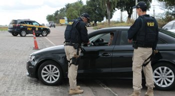 A PRF está realizando uma operação para alertar os motoristas sobre o risco de utilizar o celular ao dirigir
