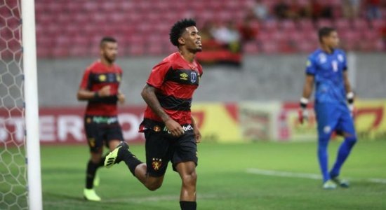 Atacante Ewandro marcou o gol da vitória