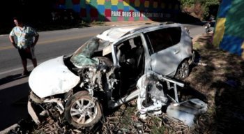 O veículo era alugado, ficou destruído e já foi rebocado