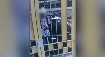 Segundo a idosa, a pessoa que se passou por funcionária do banco não desligou o telefone, até o cartão ser entregue ao motoqueiro