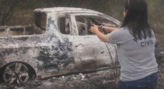 Homem tem a perna quebrada e carro queimado após assalto