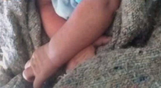 Bebê de dois meses é encontrado enrolado em panos dentro de beco