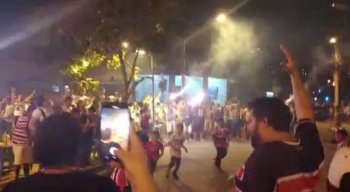 Crianças participavam de um jogo de futebol quando, segundo testemunhas, outros torcedores começaram o tumulto