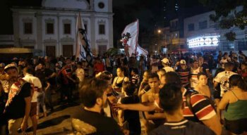 A polícia afirmou que agiu imediatamente para conter o grupo e dispersar a confusão.