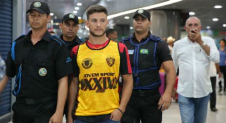 Leandro Barcia chegou ao Recife vestindo camisa da Torcida Jovem