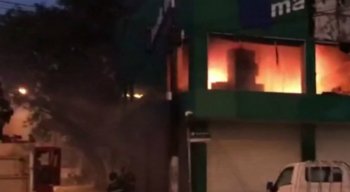 O fogo não atingiu o térreo do estabelecimento, nem lojas vizinhas.