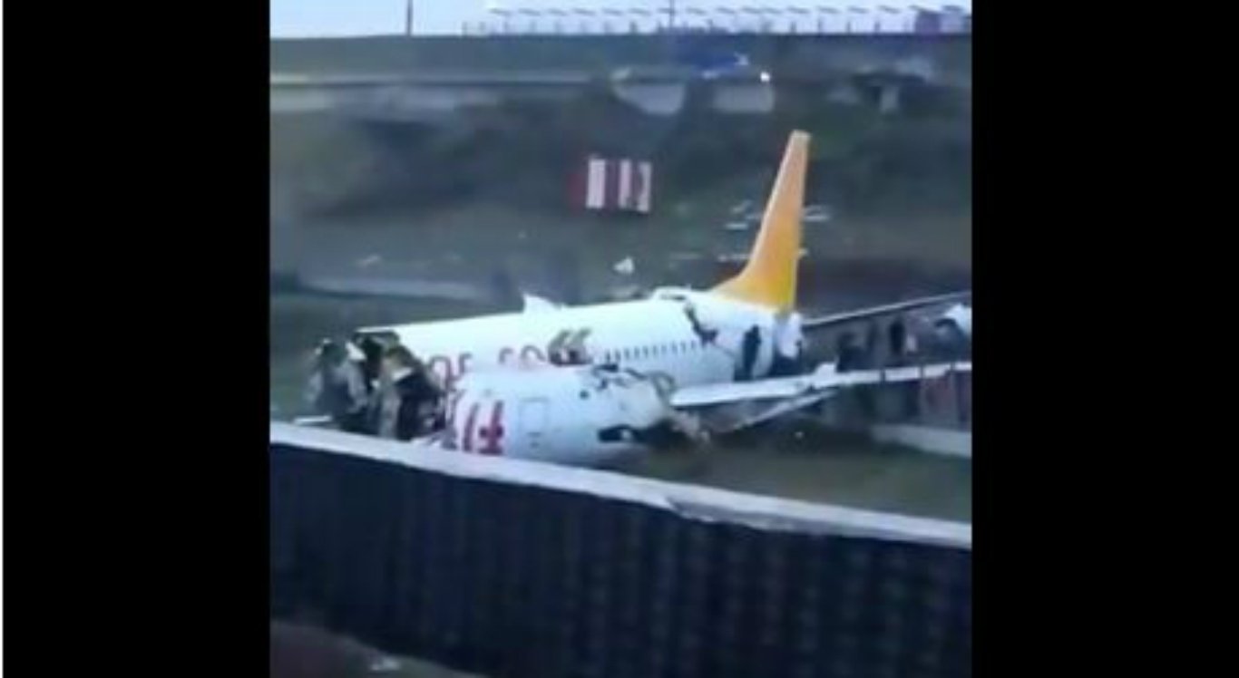 Avião com 177 passageiros sai da pista e se parte ao meio na Turquia