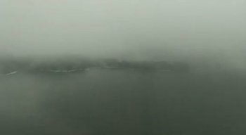 O piloto teve que diminuir a velocidade do avião, por causa do temporal