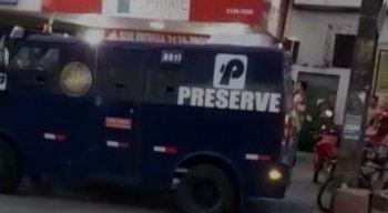 O carro-forte estava recolhendo dinheiro de uma casa lotérica em Jardim São Paulo