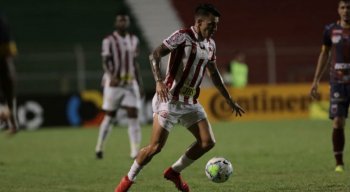 Jean Carlos abriu o placar para o Náutico, que venceu por 2 a 0 e avançou na Copa do Brasil