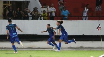 Toty marca no último lance do jogo e decreta primeira vitória do Santa Cruz na Copa do Nordeste