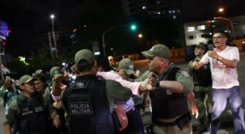 A confusão teve início por causa da resistência dos manifestantes