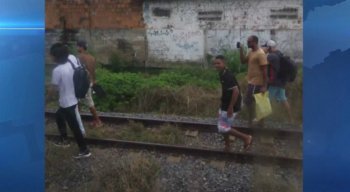 Passageiros tiveram que descer e seguia viagem a pé.