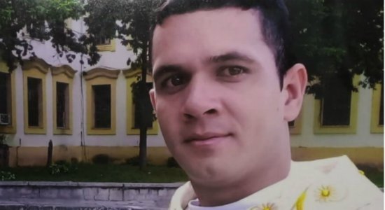 Falso padre é preso suspeito de lucrar mais de R$ 200 mil com golpes