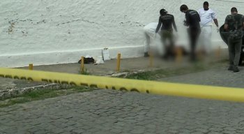 Os peritos analisam o corpo encontrado no bairro do Cordeiro, na Zona Oeste do Recife