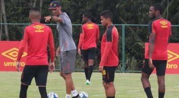 Cesar Lucena é o auxiliar técnico do Sport.