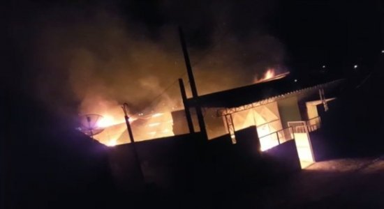 Incêndio destruiu galpão em Limoeiro