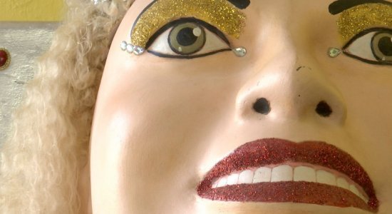 Mulher da Sombrinha não pode ser vista completamente até a hora do desfile