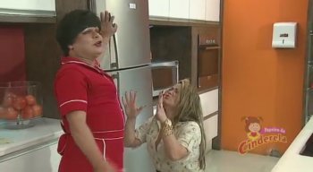 Nina joga fotos bombásticas na cara de Carminha, em Avenida Recife