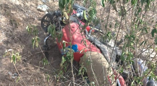 Motociclista perdeu controle da moto e caiu da ribanceira
