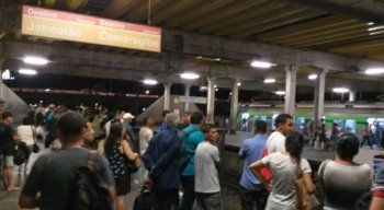 Usuários aguardam metrô após horas de paralisação