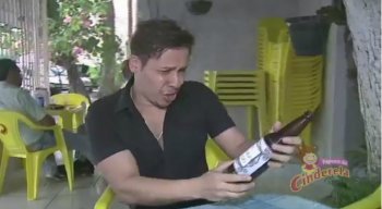 Max acaba comprando passaporte para a