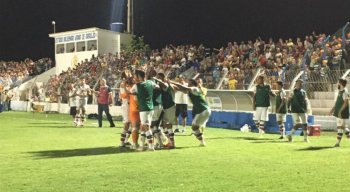 Jogadores do Santa Cruz comemoram gol contra o Afogados
