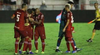 Jogadores do Náutico consolam Paiva após cobrança de pênalti